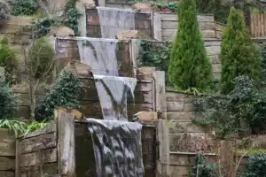 Decoración de jardines con estanques y fuentes naturales